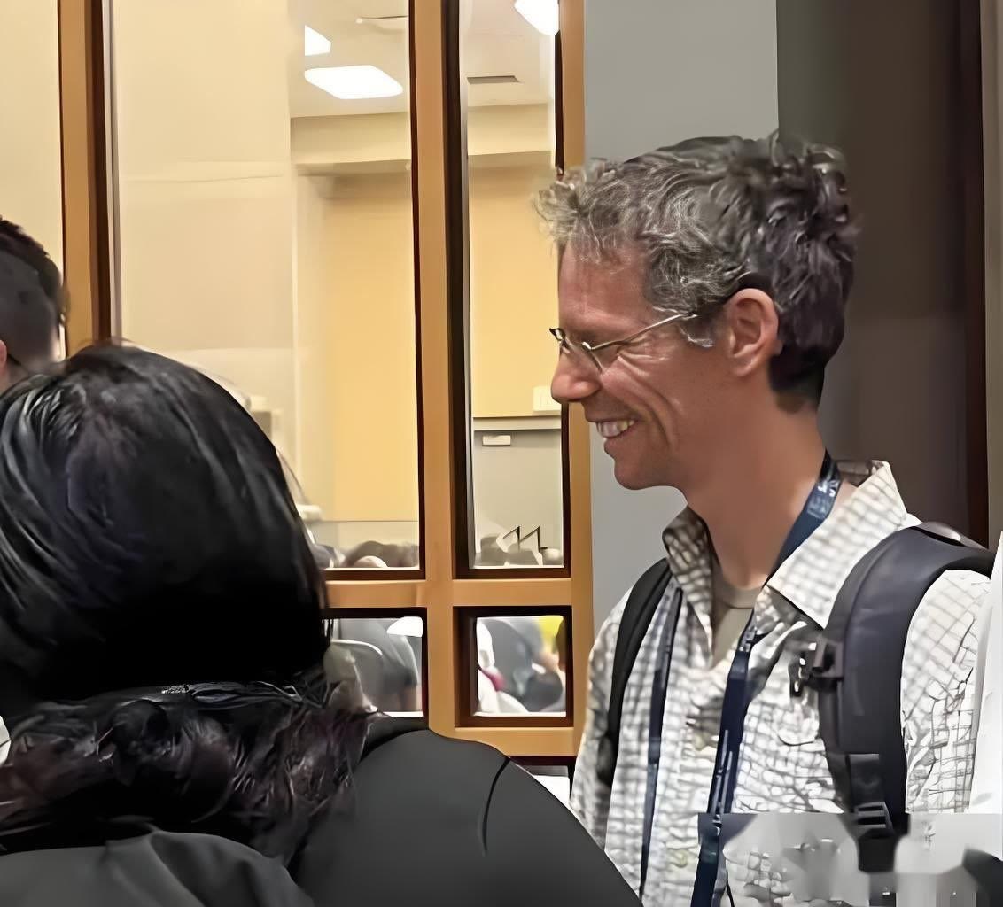 Larry Guth 站在报告厅窗外观看学生王虹作报告