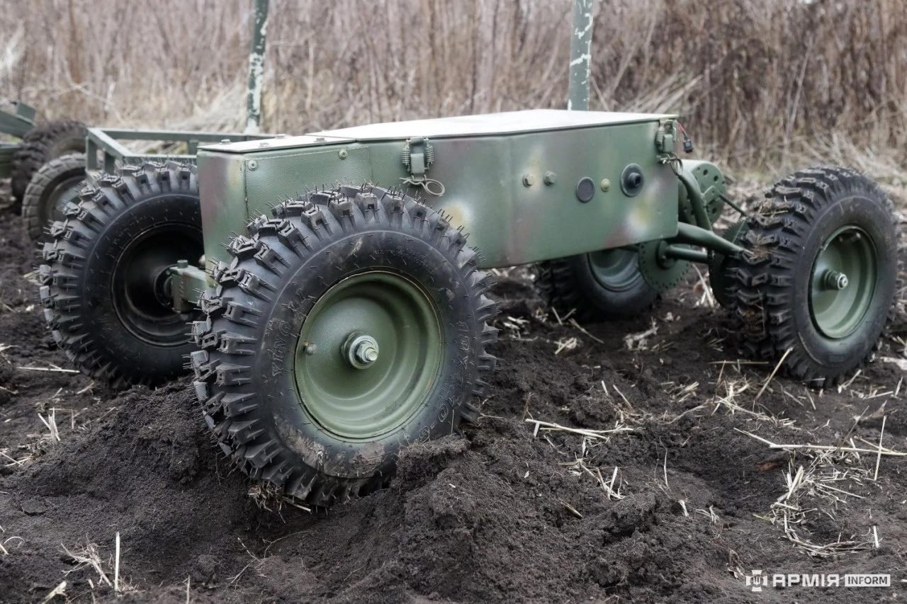 乌克兰前线地面机器人(图源:乌克兰军方)